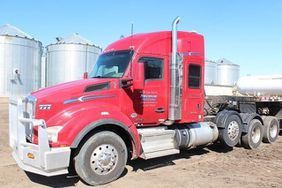 2016 Kenworth T880 semi truck at auction