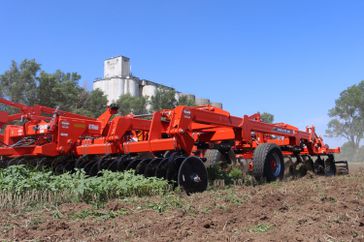 The Kuhn Dominator disc ripper in a field.