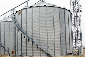 Grain bin with fan