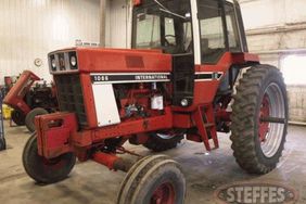 IHC 1086 auction tractor