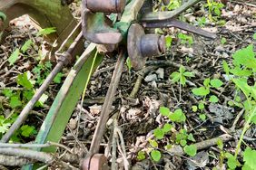 Nelsons old corn planter check wire mechanism