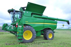 record setting Deere S780 combines