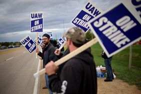 UAW picket outside a John Deere plant in October 2021