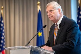 Tom-Vilsack-Podium